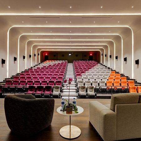 多伦多x睿智集酒店 外观 照片 The movie theater at The Standard East Village