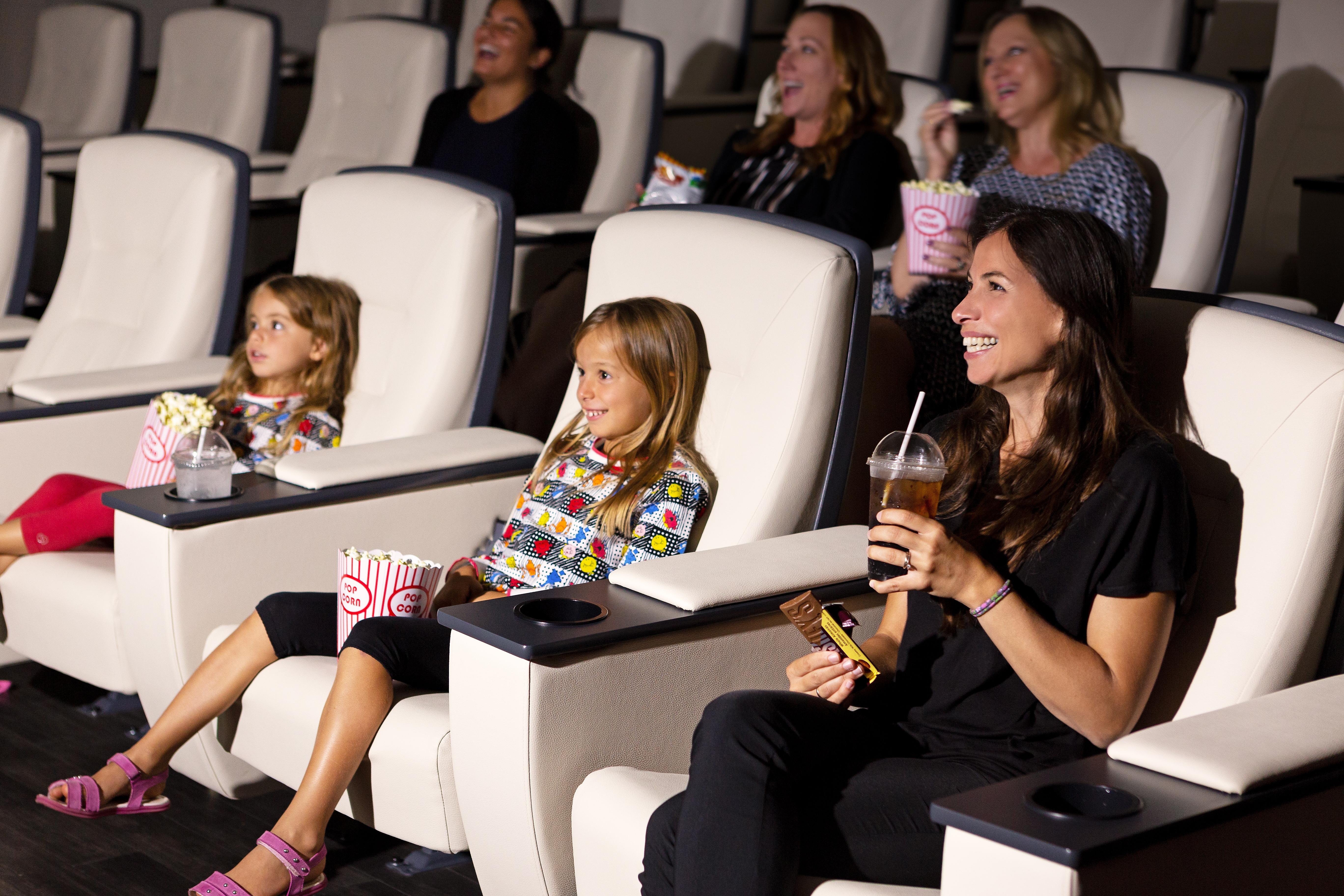 多伦多x睿智集酒店 外观 照片 Moviegoers at a movie theater